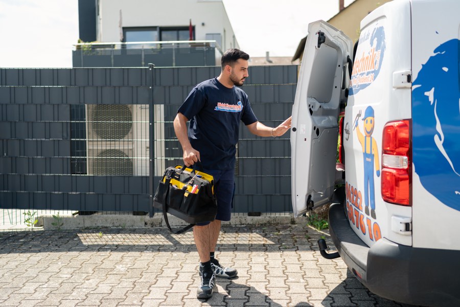 Weick Servicetechniker mit Werkzeug